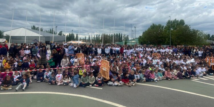 Cerca de un millar de escolares participan en el VII Día de la Educación Física en la Calle de Carbajosa con juegos, bailes y carrera solidaria a favor de Aviva