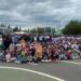 Cerca de un millar de escolares participan en el VII Día de la Educación Física en la Calle de Carbajosa con juegos, bailes y carrera solidaria a favor de Aviva