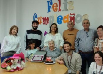 Leonor Perfecto celebra su 100 cumpleaños rodeada de familiares y amigos