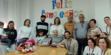 Leonor Perfecto celebra su 100 cumpleaños rodeada de familiares y amigos