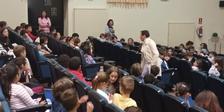 Los alumnos de los colegios Miguel Hernández y Martín Gaite disfrutan del teatro de los Circuitos Escénicos