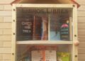 La asociación vecinal Monte en Marcha instala la primera casita de libros para fomentar la lectura entre los vecinos de Monterrubio