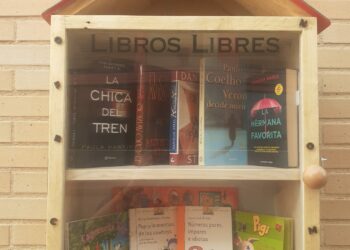 La asociación vecinal Monte en Marcha instala la primera casita de libros para fomentar la lectura entre los vecinos de Monterrubio