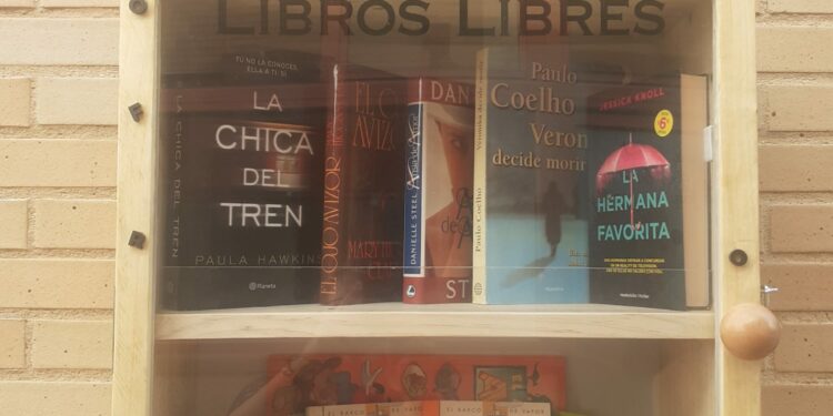 La asociación vecinal Monte en Marcha instala la primera casita de libros para fomentar la lectura entre los vecinos de Monterrubio