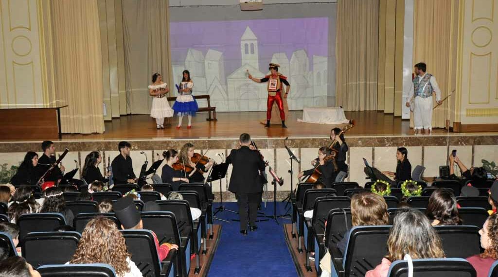 Los escolares de Santa Marta participan en el espectáculo ‘El elixir de amor’ del proyeco ‘Ópera Kids’