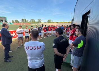 David Mingo anima y arenga a los jugadores de la UD Santa Marta para seguir soñando con el ascenso