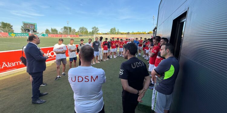 David Mingo anima y arenga a los jugadores de la UD Santa Marta para seguir soñando con el ascenso