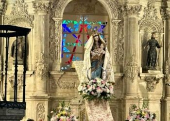 La tradicional Bajada de la Virgen marca el inicio de las fiestas patronales en Villamayor