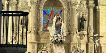 La tradicional Bajada de la Virgen marca el inicio de las fiestas patronales en Villamayor