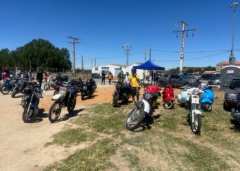 La batucada y la V concentración de vehículos clásicos completan la mañana festiva en Villamayor
