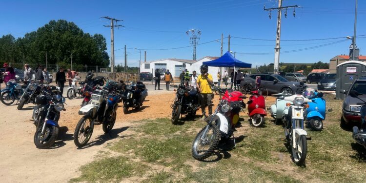 La batucada y la V concentración de vehículos clásicos completan la mañana festiva en Villamayor
