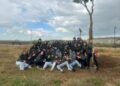 La lluvia no impide que los Quintos de Villares celebren su fiesta y plantan un ‘mayo’ de 5 metros
