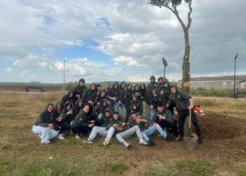 La lluvia no impide que los Quintos de Villares celebren su fiesta y plantan un ‘mayo’ de 5 metros