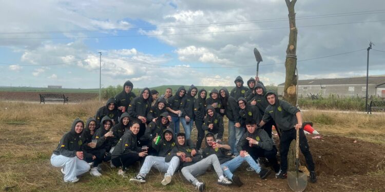 La lluvia no impide que los Quintos de Villares celebren su fiesta y plantan un ‘mayo’ de 5 metros
