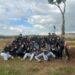 La lluvia no impide que los Quintos de Villares celebren su fiesta y plantan un ‘mayo’ de 5 metros