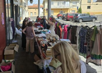 Los vecinos de Cabrerizos muestran de nuevo su solidaridad en el mercadillo de la Asociación de Mujeres