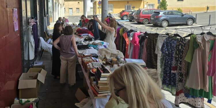 Los vecinos de Cabrerizos muestran de nuevo su solidaridad en el mercadillo de la Asociación de Mujeres