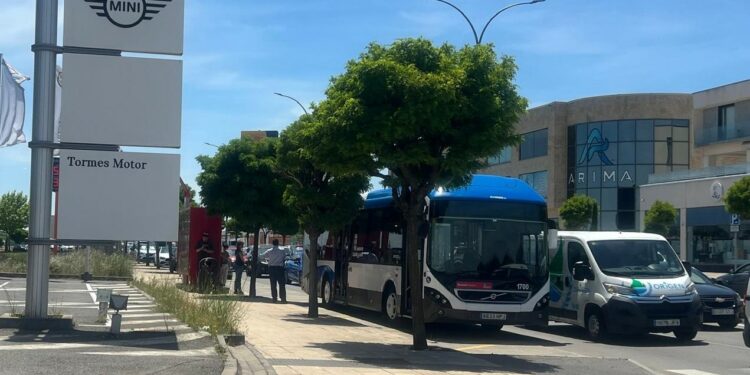 El autobús de Carbajosa vuelve a dejar tirados a los vecinos en hora punta