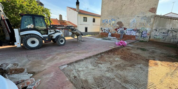 Doñinos inicia la rehabilitación del frontón viejo para convertirlo en un teatro al aire libre