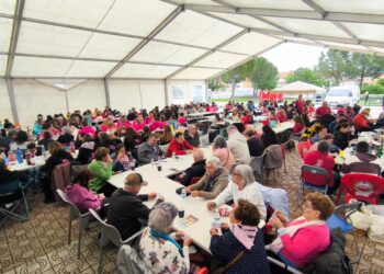 Monterrubio reparte más de 600 raciones de lentejas en la jornada central de las fiestas marcada por la convivencia vecinal
