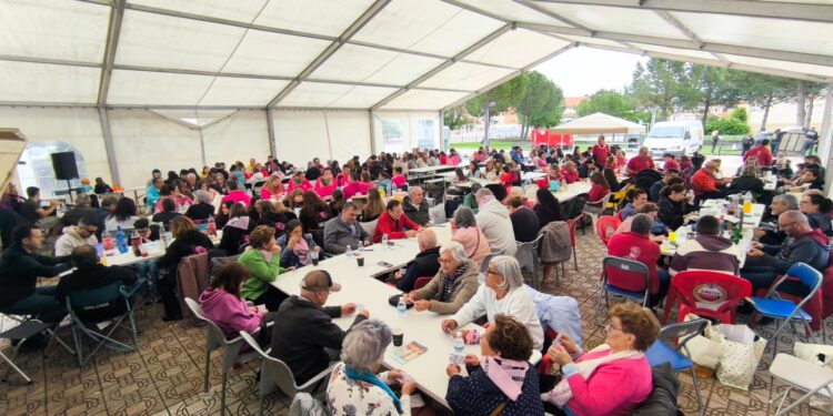Monterrubio reparte más de 600 raciones de lentejas en la jornada central de las fiestas marcada por la convivencia vecinal