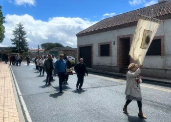 La lluvia da una tregua y permite que San Miguel salga en procesión por las calles de Monterrubio