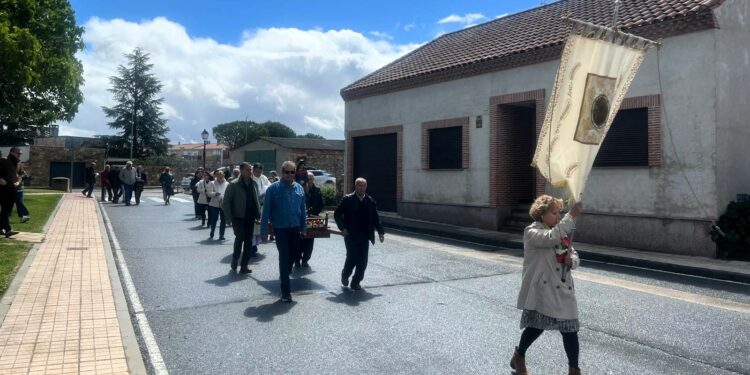 La lluvia da una tregua y permite que San Miguel salga en procesión por las calles de Monterrubio