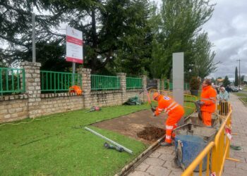 Santa Marta inicia la obra para instalar la demandada marquesina en la parada de bus de Signo XXV