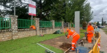 Santa Marta inicia la obra para instalar la demandada marquesina en la parada de bus de Signo XXV