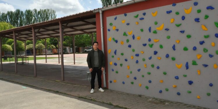 El colegio Carmen Martín Gaite estrena el primer rocódromo de Santa Marta