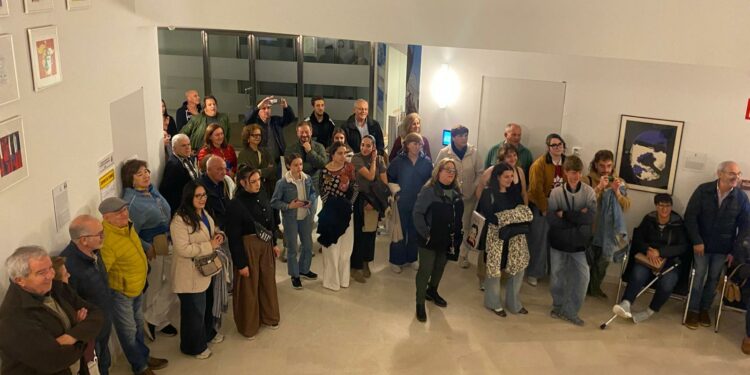 La visita teatralizada nocturna reúne a medio centenar de personas para conocer los misterios del Museo de Arte Contemporáneo