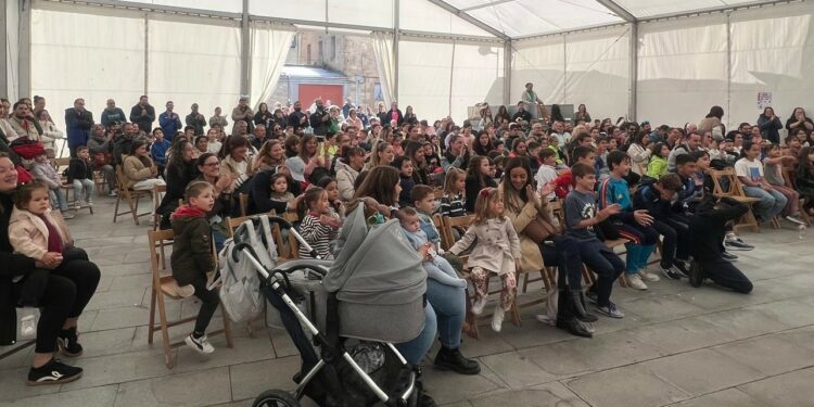 Más de 200 familias de Villamayor abarrotan la carpa para disfrutar del espectáculo circense