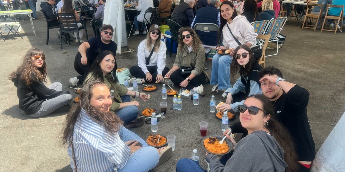 Los vecinos de Villamayor despiden las fiestas con sus tradicionales patatas meneás solidarias