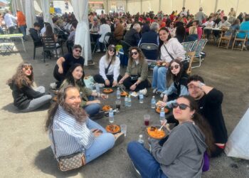Los vecinos de Villamayor despiden las fiestas con sus tradicionales patatas meneás solidarias