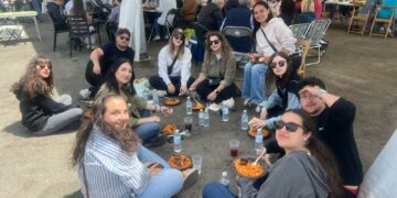 Los vecinos de Villamayor despiden las fiestas con sus tradicionales patatas meneás solidarias