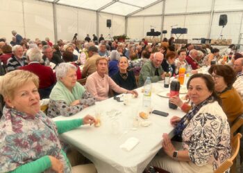 La comida festiva reúne a 200 mayores de Villamayor en torno a la mesa