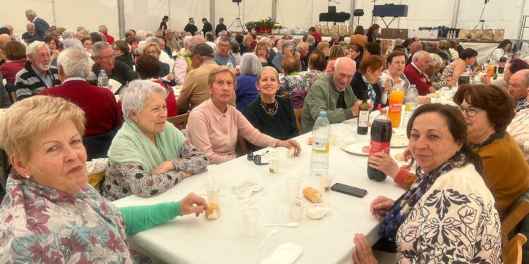 Doscientos mayores de Villamayor disfrutan de su tradicional comida festiva
