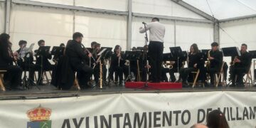 La Banda Municipal de Villamayor deleita con su música a los vecinos