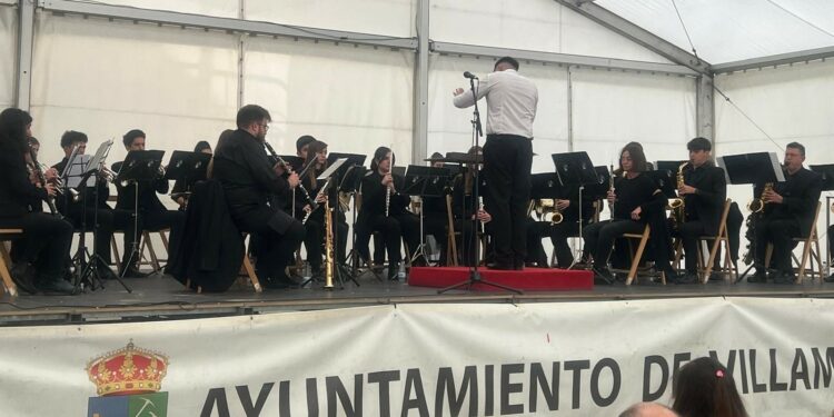 La Banda Municipal de Villamayor deleita con su música a los vecinos