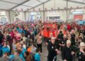 La alegría, el buen humor y el colorido de las peñas inician a lo grande las Fiestas de Villamayor