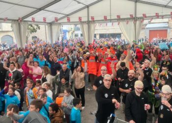 La alegría, el buen humor y el colorido de las peñas inician a lo grande las Fiestas de Villamayor