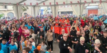 La alegría, el buen humor y el colorido de las peñas inician a lo grande las Fiestas de Villamayor