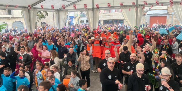 La alegría, el buen humor y el colorido de las peñas inician a lo grande las Fiestas de Villamayor
