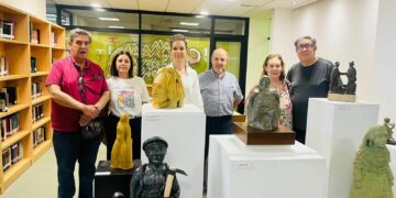 El taller de cerámica de Villamayor rinde homenaje al escultor salmantino Agustín Casillas
