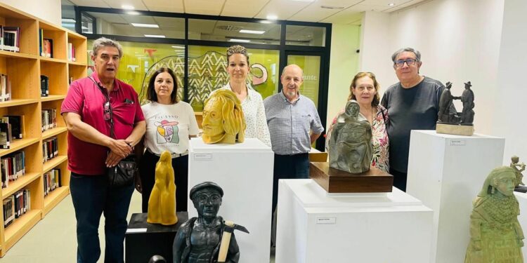 El taller de cerámica de Villamayor rinde homenaje al escultor salmantino Agustín Casillas