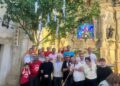 Los Quintos mantienen la tradición más arraigada de Villamayor: la ofrenda del ramo
