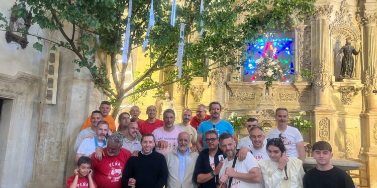 Los Quintos mantienen la tradición más arraigada de Villamayor: la ofrenda del ramo