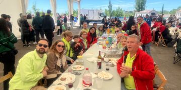 La parrillada de las peñas reúne a un millar de vecinos de Villamayor en torno a la mesa