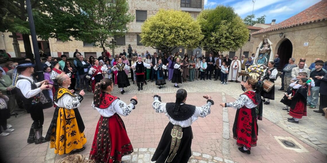 La Virgen de los Remedios luce blanca y radiante en la procesión de su día grande