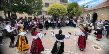 La Virgen de los Remedios luce blanca y radiante en la procesión de su día grande